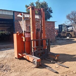 SHINKO SP004 2.5 TON FORKLIFT - R17 250.00